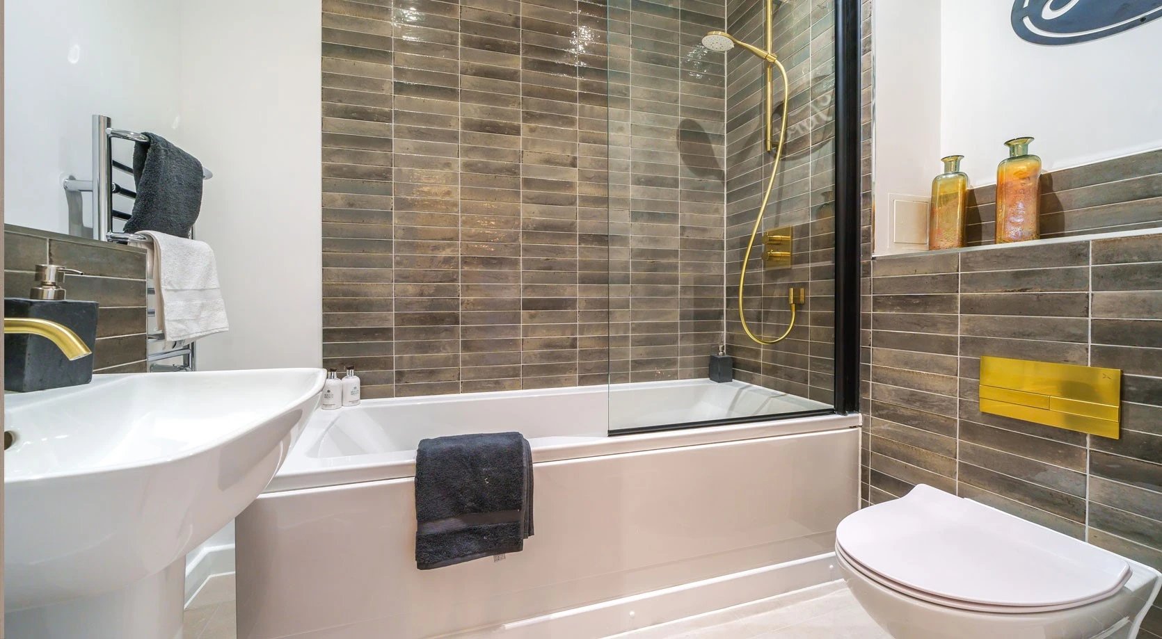 show apartment bathroom